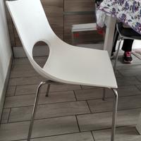 Quattro sedie moderne usate pochissimo. ottime con