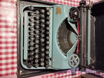macchina da scrivere Olivetti lettera 22 e 23