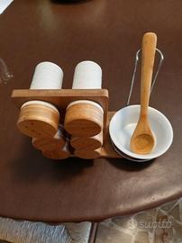 Set portaspezie e condimenti in ceramica e legno