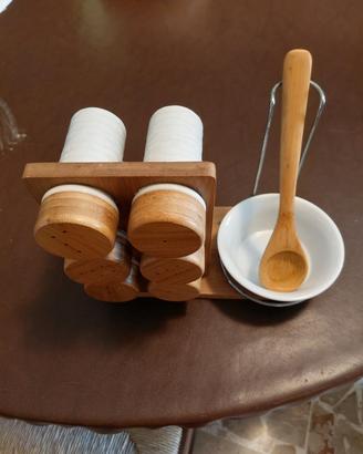 Set portaspezie e condimenti in ceramica e legno