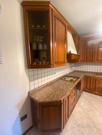 Cucina angolare con elettrodomestici