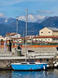 Piccolo motorsailer a vela e motore