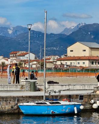 Piccolo motorsailer a vela e motore