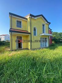 CORBOLA: Bifamiliare con giardino