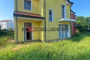 CORBOLA: Bifamiliare con giardino