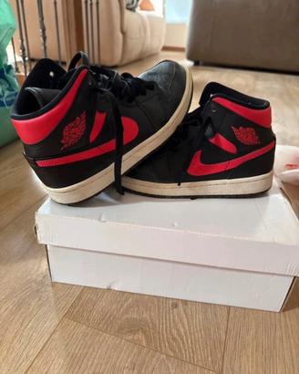Nike Air Jordan 1 Mid - Nere e Rosse