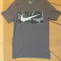 T-shirt Nike Dri-FIT camo swoosh grigio taglia s