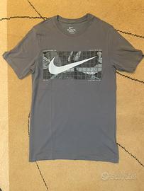 T-shirt Nike Dri-FIT camo swoosh grigio taglia s