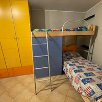 Cameretta 2 letti con scrivania/libreria