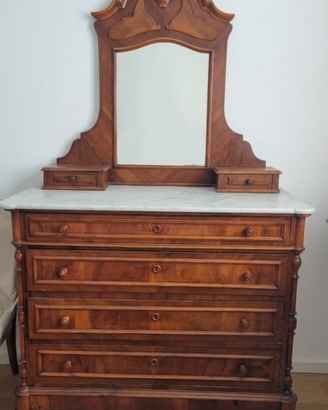 Cassettone in noce con specchio separato