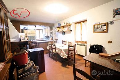 Casa indipendente di 205 m² con più di 5 locali a 
