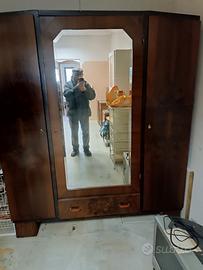 Armadio a tre ante in legno