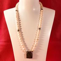 collana  con perle barocche e pietra quadrata