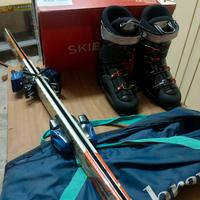 sci, scarponi e bacchette