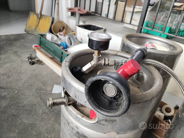 Lancia con manometro e carrello porta fusti birra