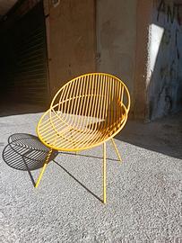 Poltroncina vintage in ferro verniciato giallo 
