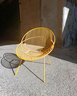 Poltroncina vintage in ferro verniciato giallo 