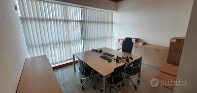 Postazione ufficio arredata