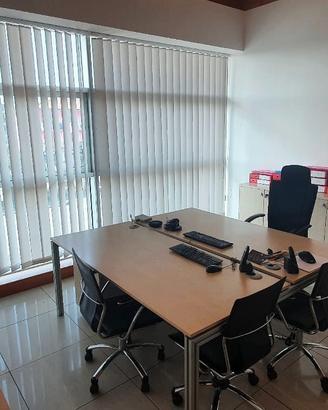 Postazione ufficio arredata