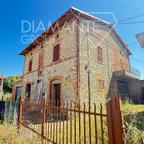 Casa singola su due livelli con annessi e terreno