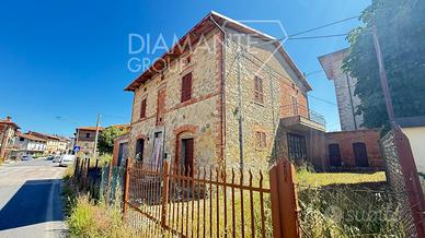 Casa singola su due livelli con annessi e terreno