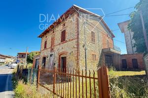 Casa singola su due livelli con annessi e terreno