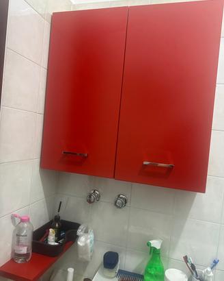 Mobile da bagno moderno rosso con pensile e casset