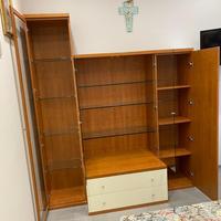 Scaffale in legno con cassetti e ante in vetro