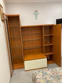 Scaffale in legno con cassetti e ante in vetro
