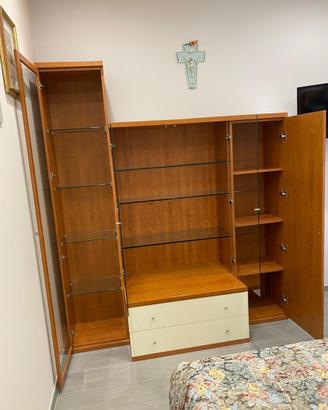 Scaffale in legno con cassetti e ante in vetro