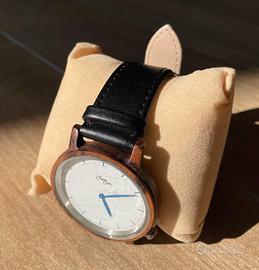 Orologio con cassa in legno
