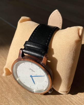 Orologio con cassa in legno