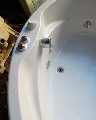 vasca da bagno con idromassaggio 