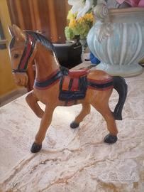 cavallo in legno dipinto