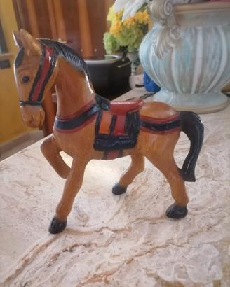 cavallo in legno dipinto