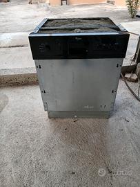 Lavastoviglie a incasso WHIRLPOOL con cruscotto 