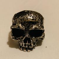 Anello punk rock con teschio gotico