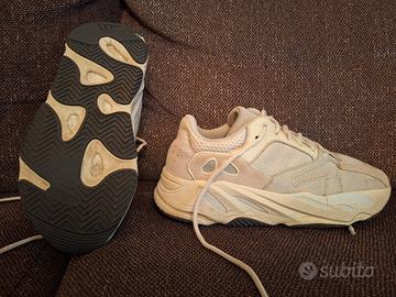 YEEZY MIS. 42 2/3 BIANCHE