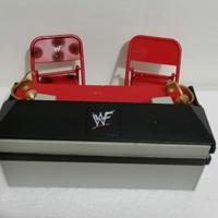 WWE WWF Tavolo commentatori + 2 sedie + 2 monitor