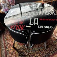 Tavolo in vetro nero con 4 sedie angolari