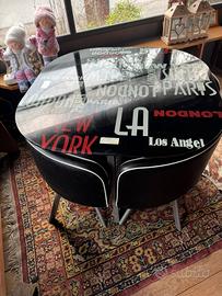 Tavolo in vetro nero con 4 sedie angolari