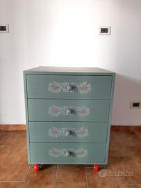 Cassettiera con rotelle 