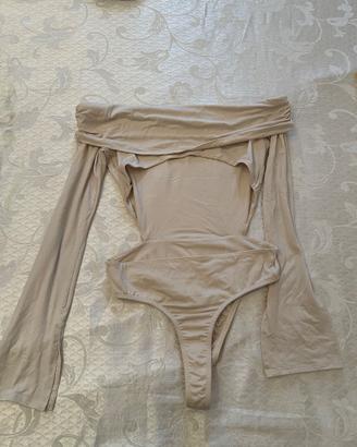 Body crema con schiena scoperta