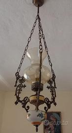 Lampadario vintage con parte in porcellana dipinta