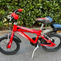 Bicicletta bambino con casco e rotelle