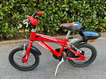 Bicicletta bambino con casco e rotelle