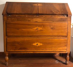 Scrittoio antico intagliato a mano