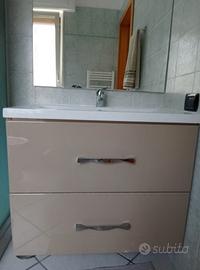 mobile bagno con specchio e miscelatore 