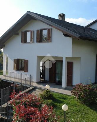 VILLA A SCHIERA A RUEGLIO