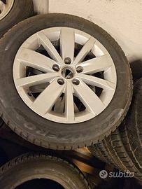Cerchi lega VW Passat Gomme invernali Pirelli 215 